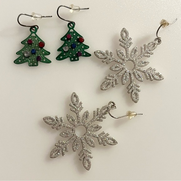 Lot of 2 Christmas Tree and Snowflake Dangle Rhinestone Earrings - Picture 15 of 15